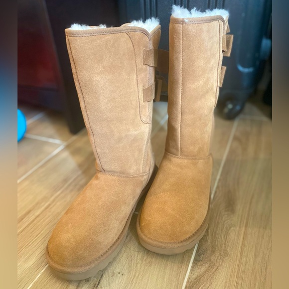 Ugg’s Tall Tan Size 8 - Picture 3 of 3